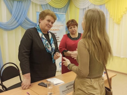 Ольга Окунева рассказала жителям молодого микрорайона о мерах поддержки семей с детьми.